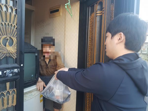 동두천시 명인만두, 중앙동 저소득층 10가구에 사랑의 도시락 전달