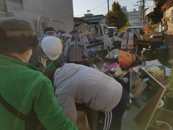 평택시 비전1동 지역사회보장협의체, 저소득 노인 가정 청소 봉사 실시