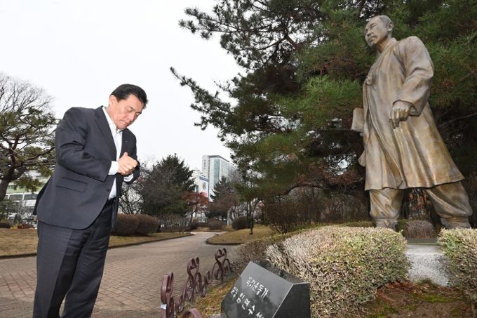 이재준 수원시장이 삼일절을 앞두고 임면수 선생 동상을 찾아 묵념하고 있다.