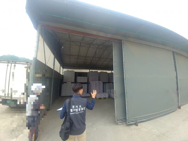 영업장 외 천막구조 가설건축물에 생산한 냉면육수 보관 중인 것을 적발