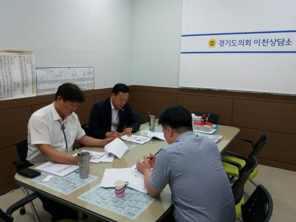성수석, 김인영 도의원은 지난 24일 경기도의회 이천상담소에서 국민농업포럼 관계자로부터 농어업회의소 설립에 관한 설명을 듣는 자리를 가졌다.