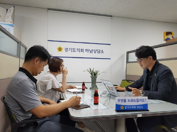 추민규 경기도의원은 하남시 위기청소년과 청년실업문제에 대한 현장의 소리를 듣고자 지난 25일 하남시 미래교육, 대학청소년과 팀장과 하남상담소에서 간담회를 가졌다.