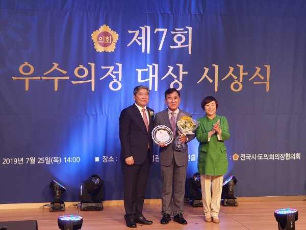 경기도의회 백승기 의원이 ‘제7회 우수의정 대상’을 지난 25일 수상했다.