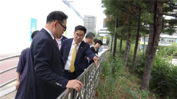 신명초등학교 주변 통학로를 둘러보는 김종무 의원
