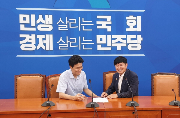변경 승인 관련 국회 더불어민주당 대표실에서 관련자 면담