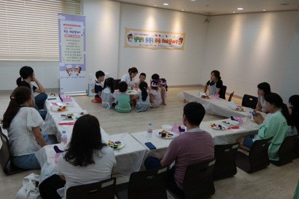 ‘냠냠 킁킁 무슨 채소일까’ 프로그램 활동 장면