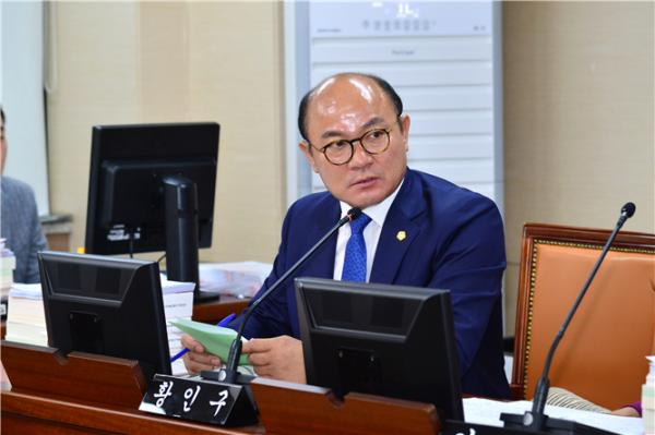서울시의회 황인구 부위원장(강동4, 더불어민주당)이 지난 6월 17일 서울시의회 교육위원회 회의장에서 진행된 ‘제287회 정례회 교육위원회 회의’에서 발언하고 있다.