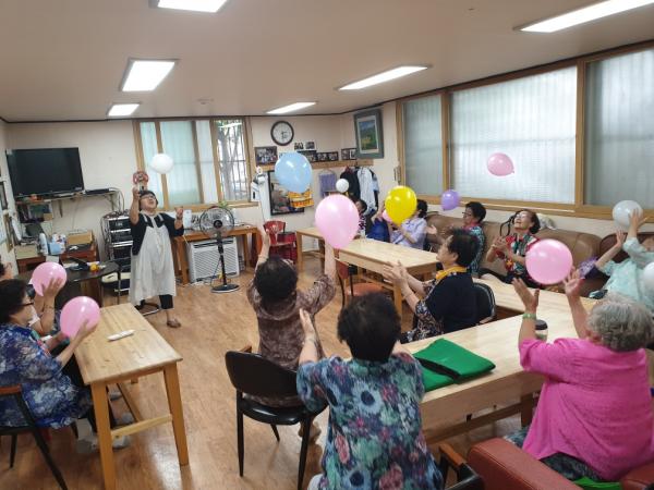 경로당에서 다함께 차차차 프로그램을 진행하는 사진
