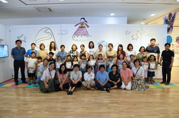 전시장에서 두레자연유치원생·가족·동화작가들과의 축하 기념사진
