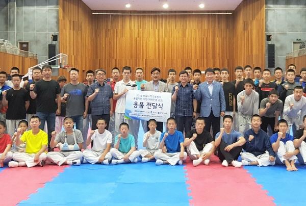 최만식 의원, 성남시 학교운동부에 운동용품 전달