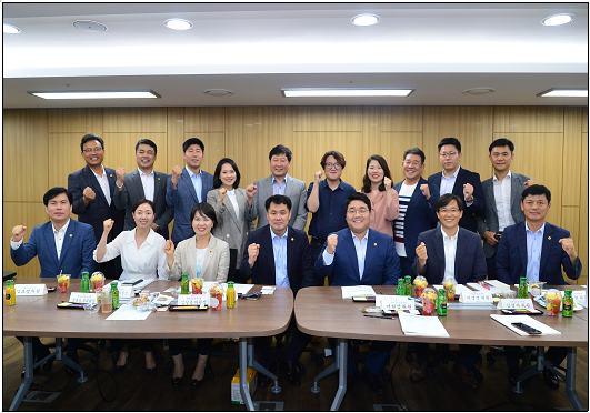 앞줄 왼쪽부터 이혁제 전남도의원, 김경자 전남도의원, 정옥님 전남도의원, 김길용 전남도의원, 이동현 서울시 청년특별위원장 우승희 전남도의원, 이현창 전남도의원 뒷줄 왼쪽부터 이상훈, 송아량, 정진술, 오한아, 김재형, 김호평, 이경선, 이준형, 한기영, 서윤기 서울시의원