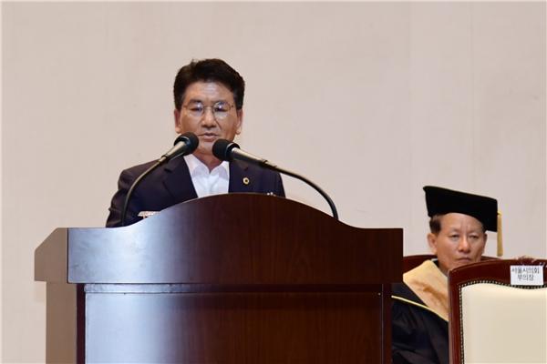 김생환 서울시의회 부의장이‘서울시립대학교 2018학년도 후기 학위수여식’행사에 참석해 축사를 하고 있다.