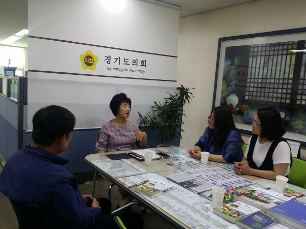 황진희의원은 지난 22일 경기도의회 부천상담소에서 부천중원중학교 관계자 및 학부모회 관계자들과 함께 학교시설 환경개선 공사의 지연에 따른 학생들의 피해를 최소화하기 위한 소통의 시간을 가졌다.