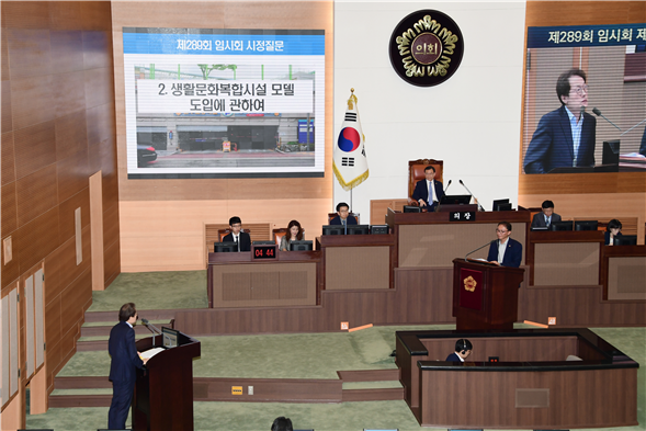 조희연 교육감에게 질문하는 양민규 의원