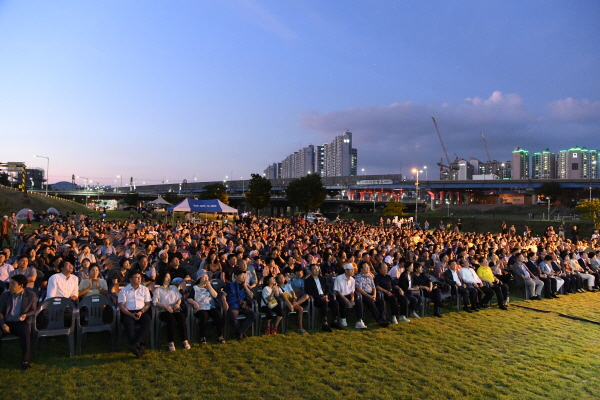 8월 31일 열린 ‘제6회 왕숙천 음악회’에 객석을 가득 메운 관객들
