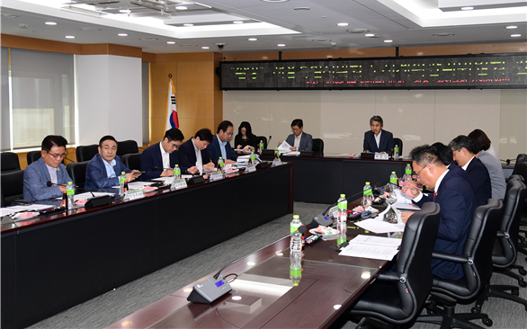 관악구 현안보고회 진행중인 김인제 위원장과 도시계획관리위원회 위원들