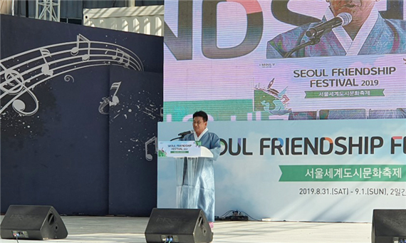 김생환 서울시의회 부의장이 ‘2019 서울도시문화축제 개막식’ 행사에 참석해 축하의 말씀을 전하고 있다.
