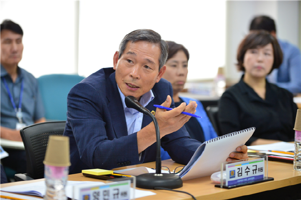 서울시의회 교육위원회 김수규 의원(동대문4, 더불어민주당)이 지난 3일 서울특별시교육청 교육시설관리본부에서 진행된 ‘제289회 임시회 교육위원회 현장방문’에서 질의하고 있다.