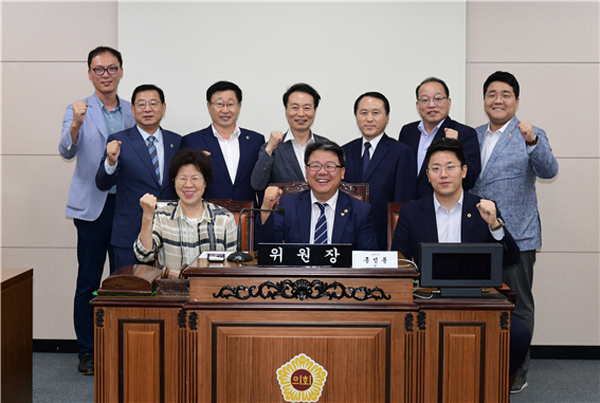 서울시의회 독도수호 특별위원회 위원(가운데 홍성룡 위원장)