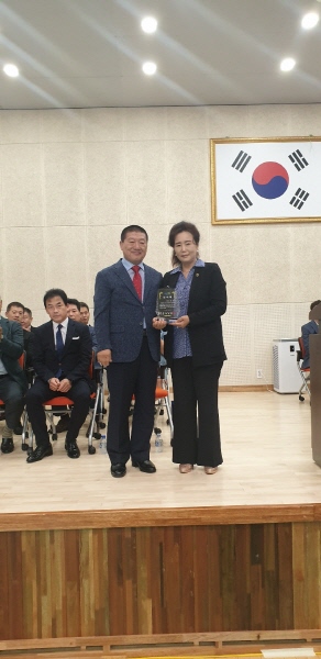 경기도의회 정윤경 도의원이 지난 7일 “군포시 체육발전에 기여한 공로”를 인정받아 ‘군포시 유도회‘로부터 감사패를 받았다.