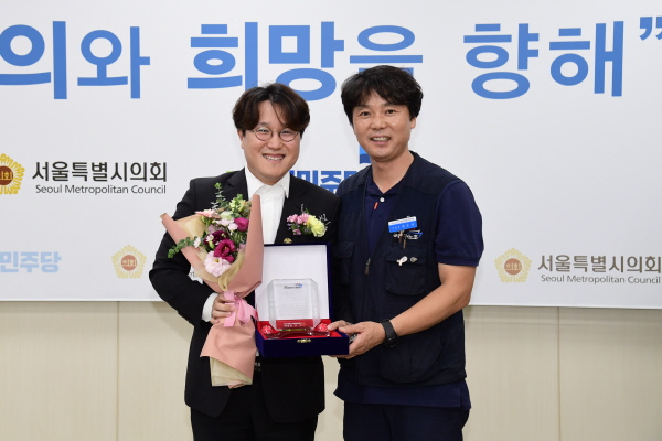 서울시의회 김호평 의원은 지난 16일 서울시의회 더불어민주당 대표실에서 민주노총 공공운수노동조합 서울지역공무직지부로부터 감사패를 수여받았다.