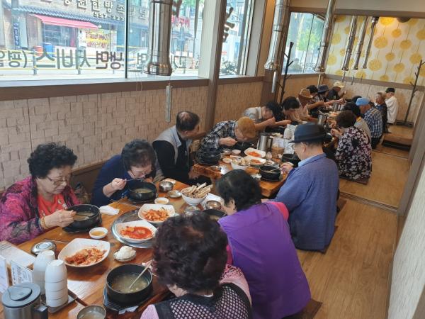 정이품 정육식당에서 관내 취약 계층 갈비탕 후원