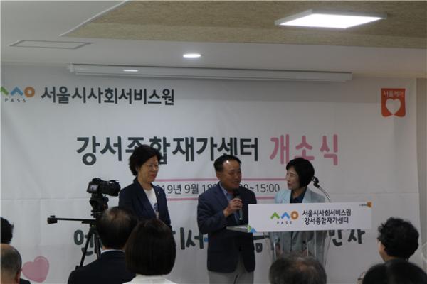 인사말 전하는 김혜련 위원장, 김용연 의원, 김화숙 의원