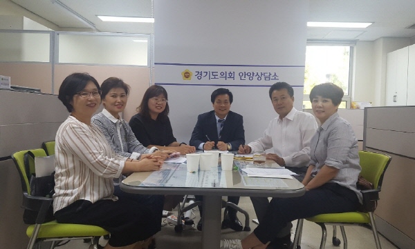 문형근의원, 김성수의원은 지난 19일 경기도의회상담소에서 부흥고등학교 서유만 학부모회장, 조수경운영위원장, 임원들을 만나 부흥고등학교 체육관 리모델링에 대한 의견을 청취하는 자리를 가졌다.