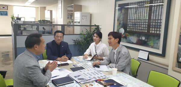 경기도의회 김명원의원은 20일 경기도의회 부천상담소에서 지역내 쾌적한 교육환경을 만들기 위해 부천시 교육사업단 관계자 및 소안초등학교장, 학교운영위원장 등과 함께 학교교육환경 개선을 위한 간담회를 개최했다.