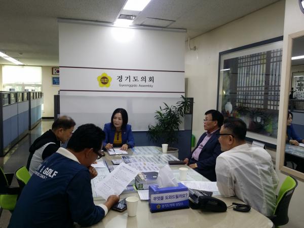 기도의회 보건복지위원회 권정선의원은 지난 23일 경기도의회 부천상담소에서 부천시 장애인단체총연합회 회장외 관계자와 함께 “부천시 장애인단체총연합회의 비영리민간단체 신규등록 추진”에 대하여 논의하는 시간을 가졌다.