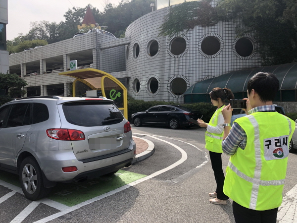 전기차 충전 구역 불법 주차 자동차 단속 장면