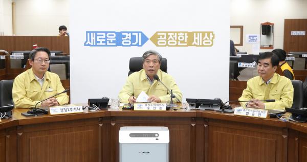 ASF 경기도청 방역상황실(왼쪽부터)김희경 경기도 행정1부지사, 송한준 경기도의회 의장, 염종현 경기도의회 더불어민주당 대표의원
