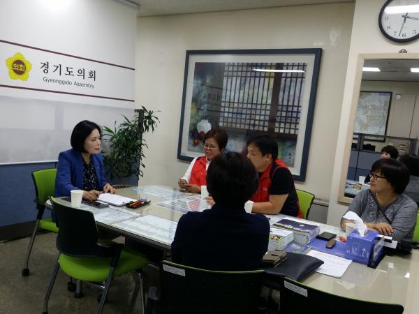 경기도의회 보건복지위원회 권정선의원은 지난 26일 경기도의회 부천상담소에서 전국요양서비스노동조합 경기지부장,부천지부장등 관계자와 함께 경기도사회서비스원 종합재가지원센터가 부천시에 선정됨에 따라 재가서비스 관련 의견을 청취했다.