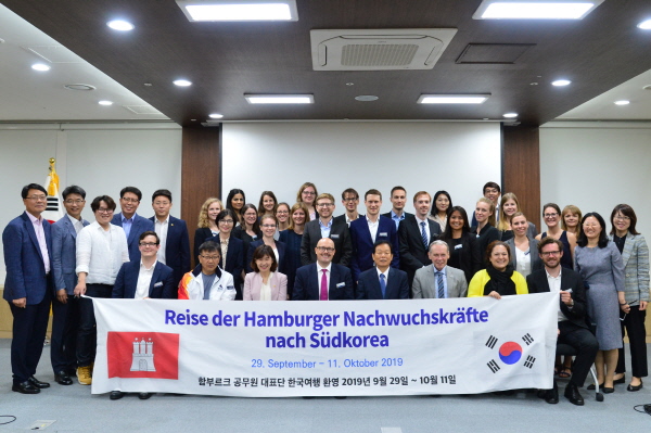 서울특별시의회 행정자치위원회는 지난 4일 프리드리히 나우만 재단과 함께 독일 함부르크 시 공무원과의 간담회를 가졌다.