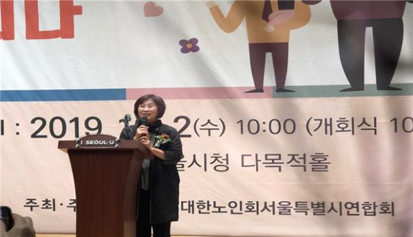 노인의 날 기념식 행사 축사 중인 김혜련 위원장