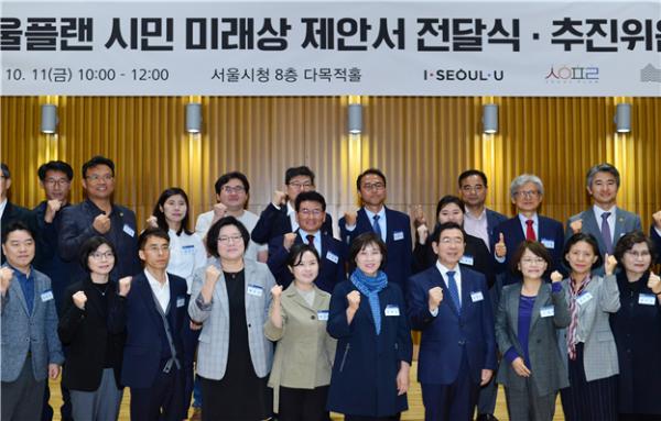 참가자들과 기념촬영을 하는 김혜련 위원장