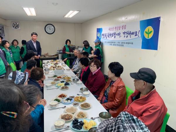 생신 어르신들에게 인사하는 김오현 교문1동장