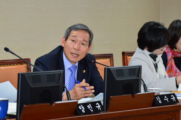 서울시의회 교육위원회 김수규 의원이 지난 4월 22일 서울시의회에서 진행된 ‘제286회 임시회 교육위원회 회의’에서 질의하고 있다.