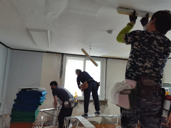 구리시 수택3동 럭키아파트 경로당 환경 개선 사업 진행 장면