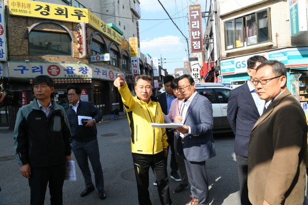 보행자가 우선되는 도로 정비 사업 대상지 현장 점검 중인 안승남 시장