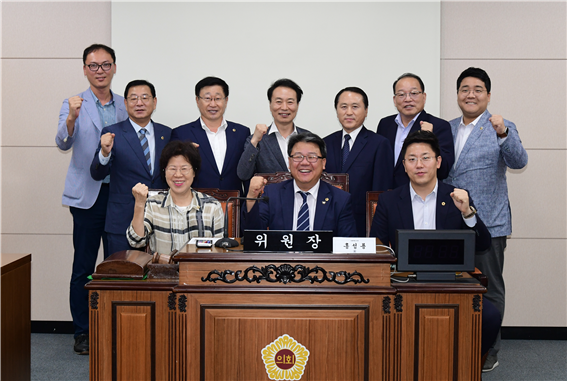 서울시의회 독도수호 특별위원회 위원(가운데 홍성룡 위원장)