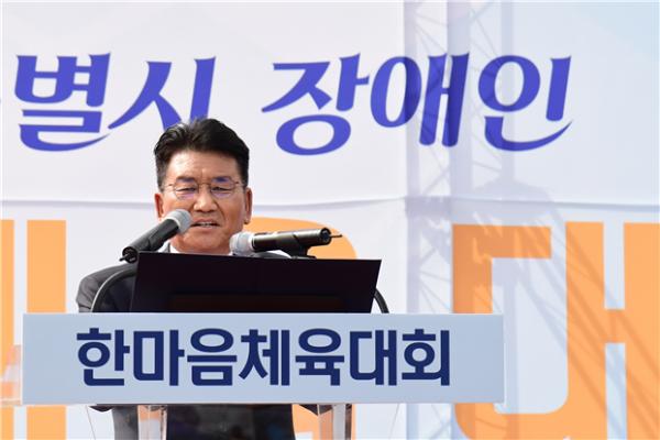 김생환 서울시의회 부의장이 “2019 장애인한마음체육대회”에 참석해 축사를 하고 있다.