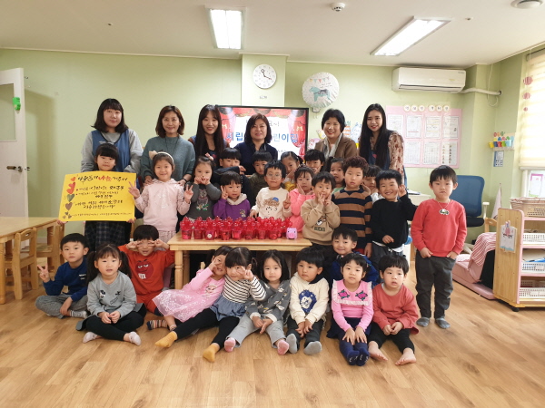 하남시립 강변 어린이집 “미사1동에 사랑의 저금통” 전달