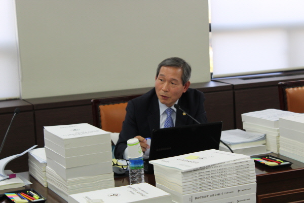 서울시의회 교육위원회 김수규 의원이 지난 5일 서울시교육청에서 진행된 총무과, 기획조정실 등을 대상으로 한 ‘2019년 행정사무감사’에서 질의하고 있다.