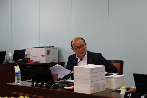 서울시의회 교육위원회 황인구 부위원장이 지난 5일 서울시교육청에서 진행된 대변인, 감사관 등을 대상으로 한 ‘2019년 행정사무감사’에서 질의하고 있다.