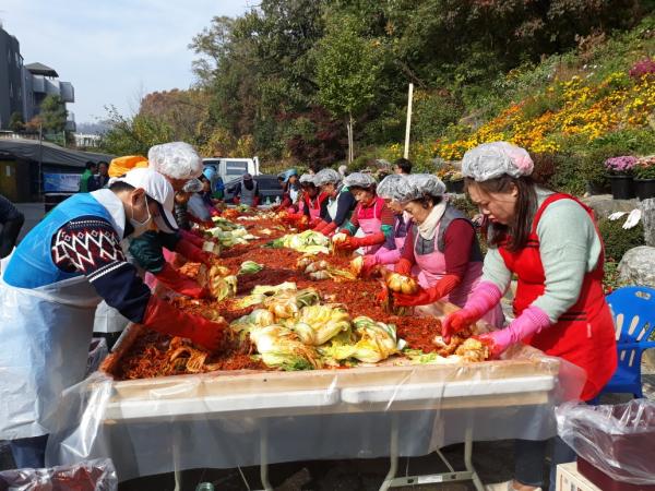 구리시 교문1동 새마을부녀회, 김장 나누기 행사 가져