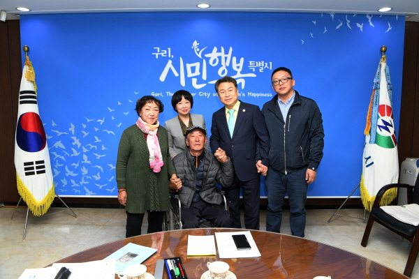 노은 김규식 선생 유족들과 간담회를 갖고 있는 안승남 시장