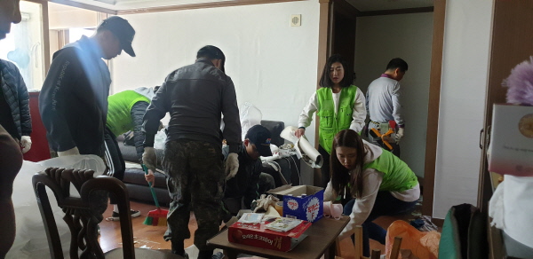 구리시의 민관군 합동 집수리 봉사 장면