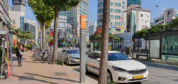 택시승강장 기존 표지판을 폴사인 형태로 개선