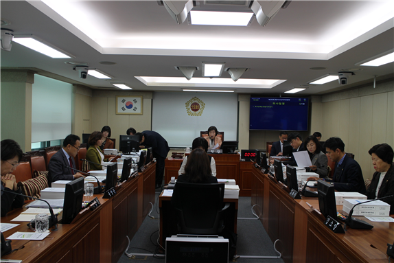 행정감사를 진행중인 보건복지위원회
